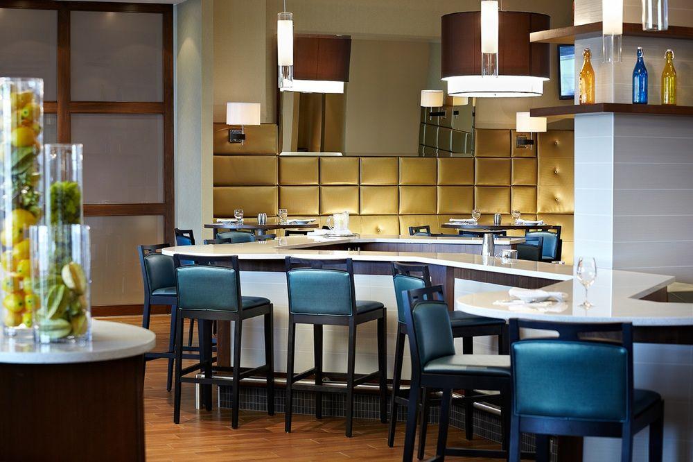 Courtyard By Marriott Montreal Airport Hotel Dorval Exterior photo