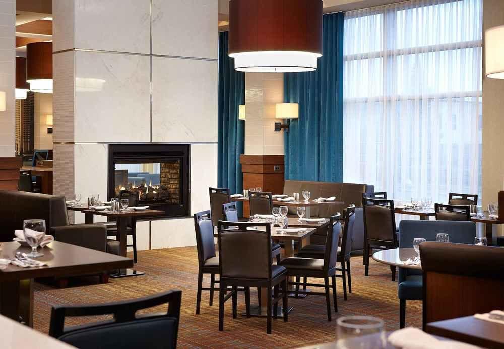 Courtyard By Marriott Montreal Airport Hotel Dorval Exterior photo