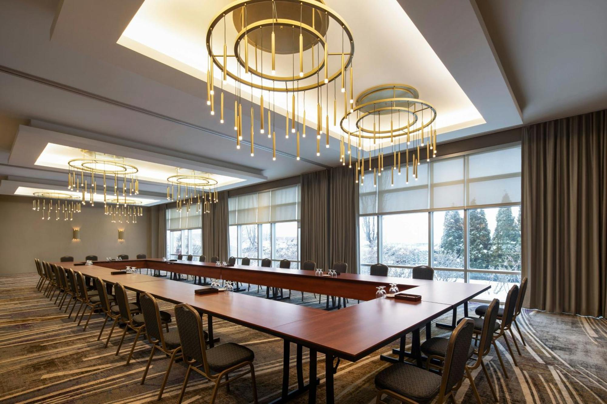 Courtyard By Marriott Montreal Airport Hotel Dorval Exterior photo