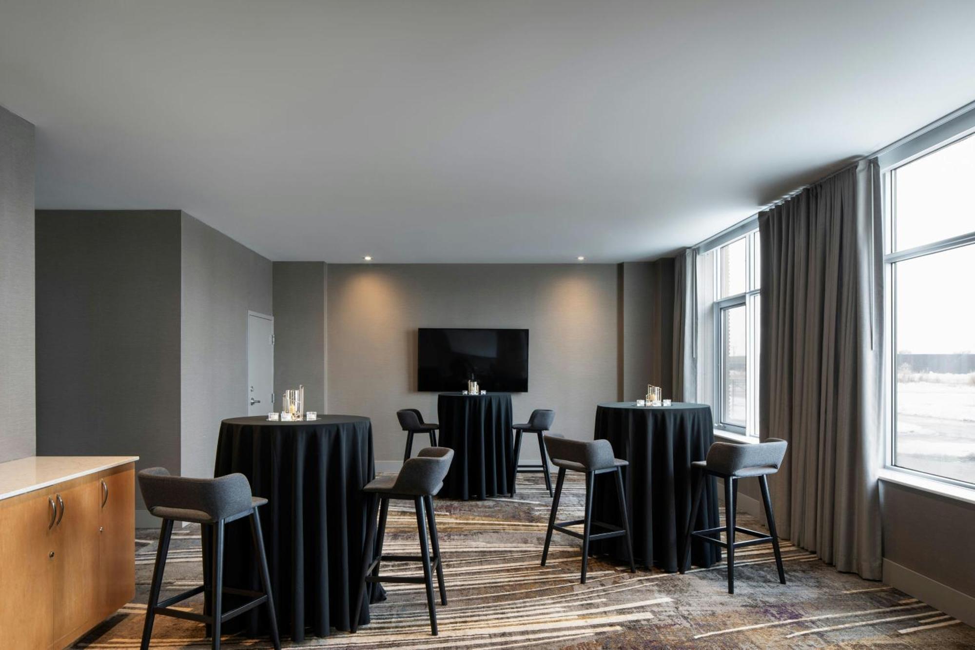 Courtyard By Marriott Montreal Airport Hotel Dorval Exterior photo