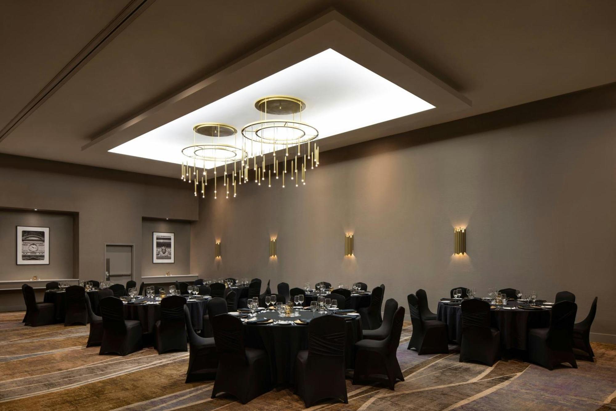 Courtyard By Marriott Montreal Airport Hotel Dorval Exterior photo