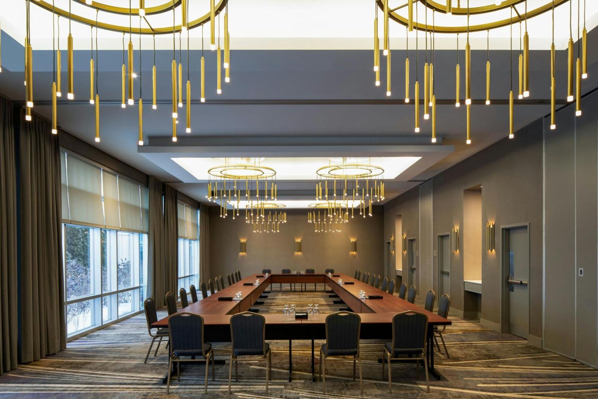 Courtyard By Marriott Montreal Airport Hotel Dorval Exterior photo