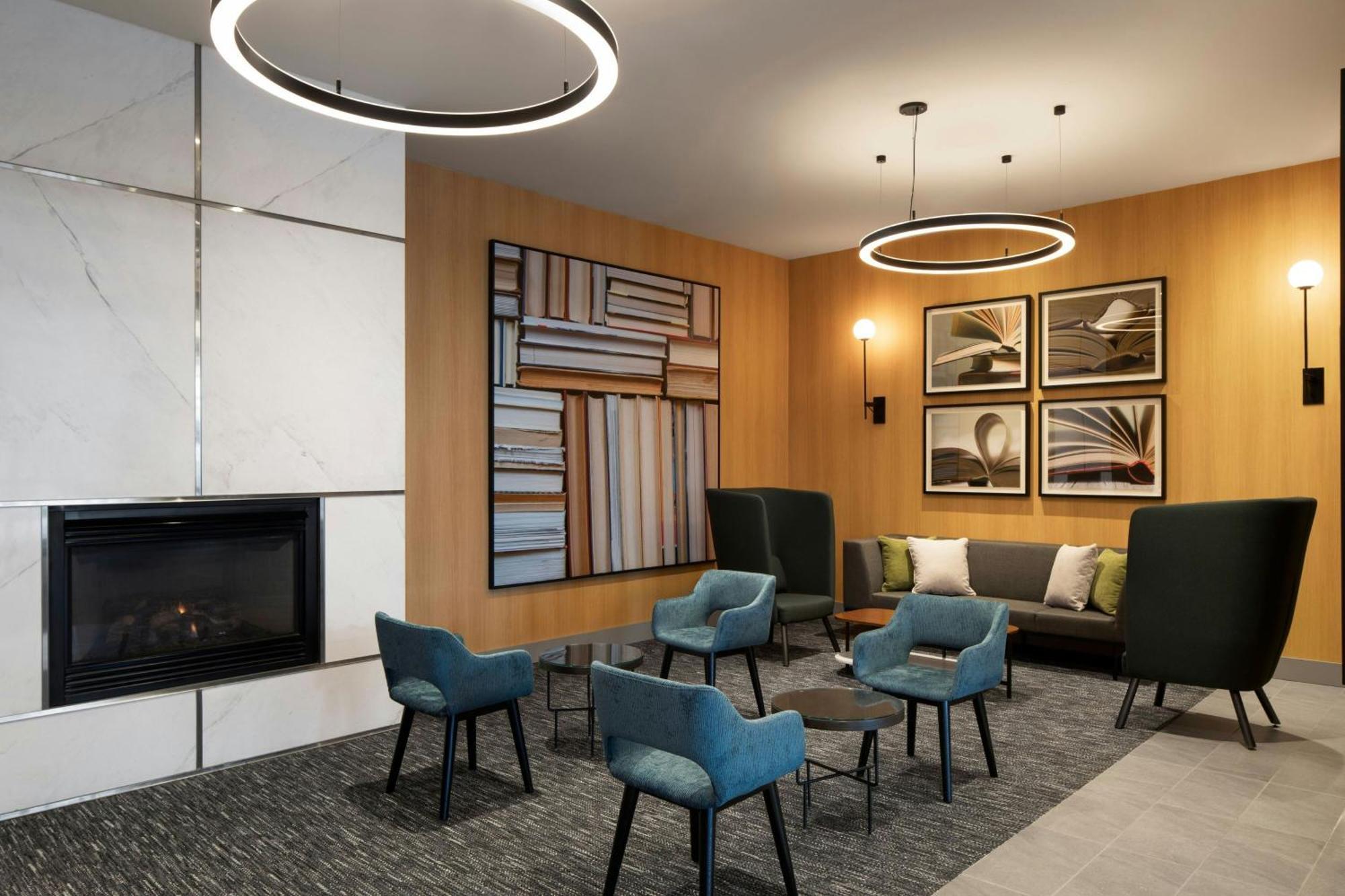 Courtyard By Marriott Montreal Airport Hotel Dorval Exterior photo