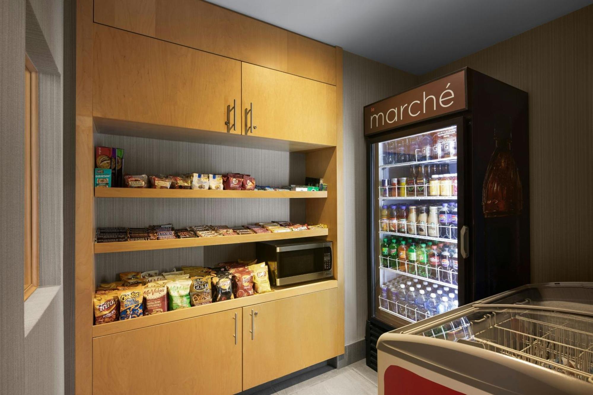 Courtyard By Marriott Montreal Airport Hotel Dorval Exterior photo