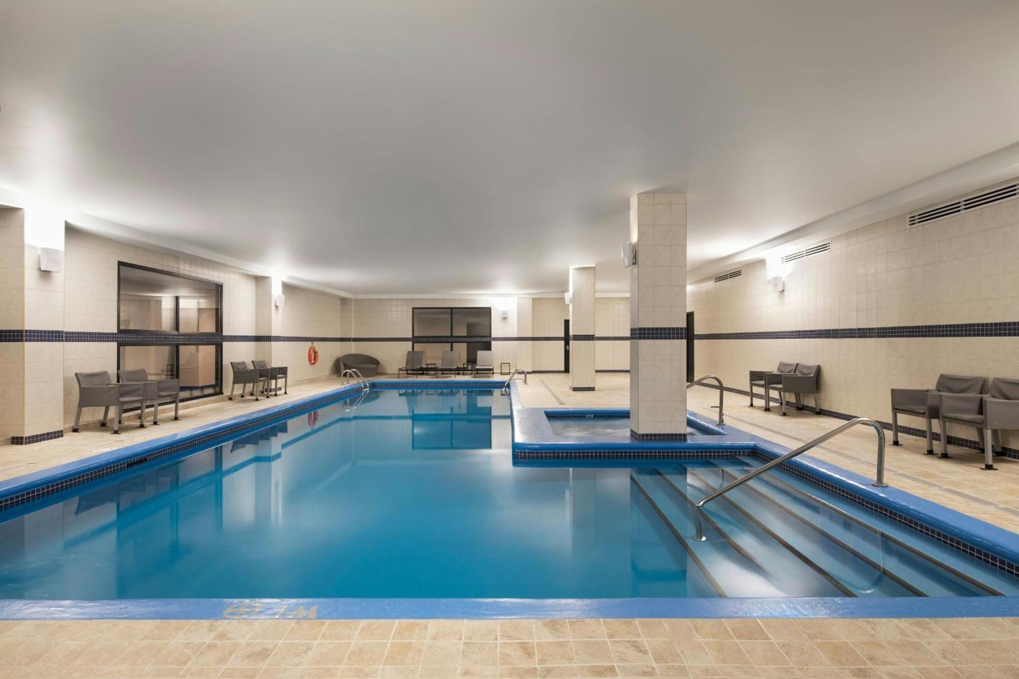 Courtyard By Marriott Montreal Airport Hotel Dorval Exterior photo