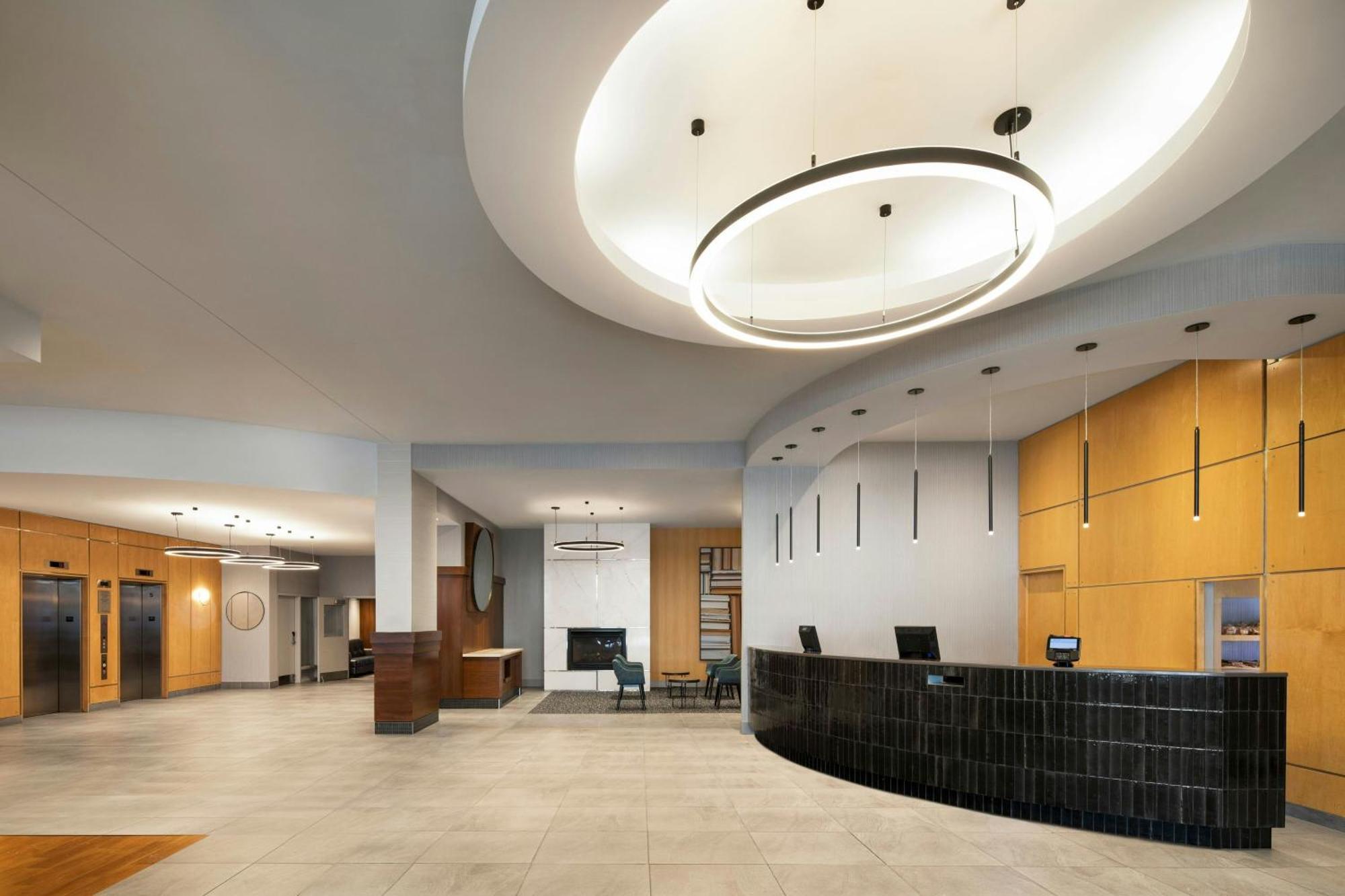 Courtyard By Marriott Montreal Airport Hotel Dorval Exterior photo