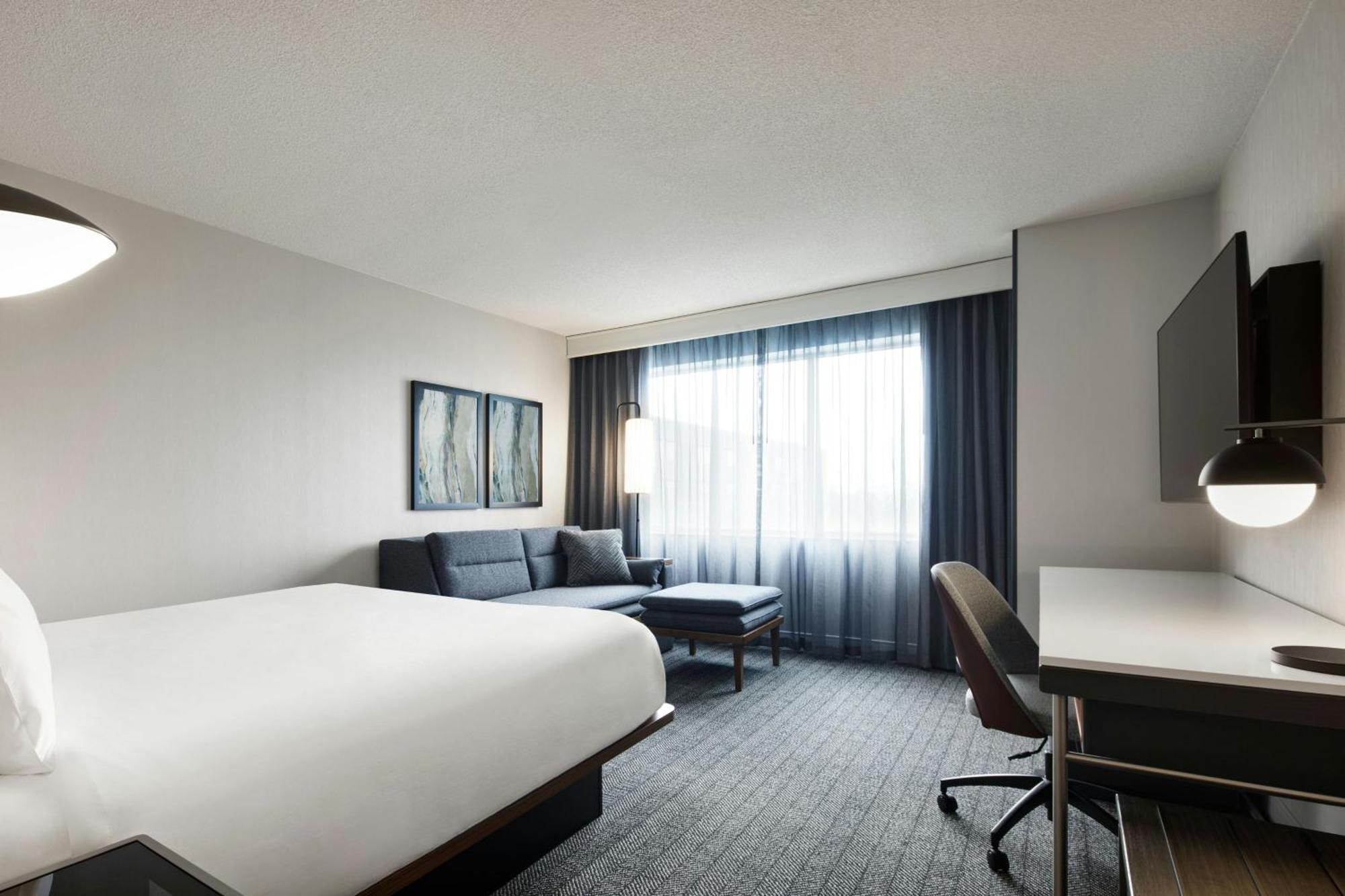 Courtyard By Marriott Montreal Airport Hotel Dorval Exterior photo