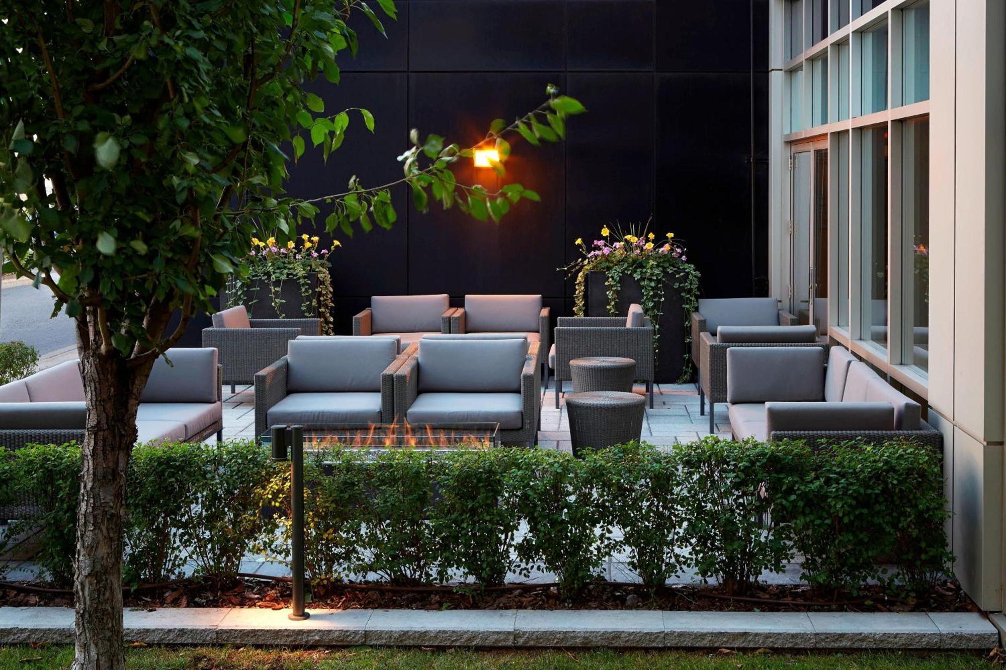 Courtyard By Marriott Montreal Airport Hotel Dorval Exterior photo
