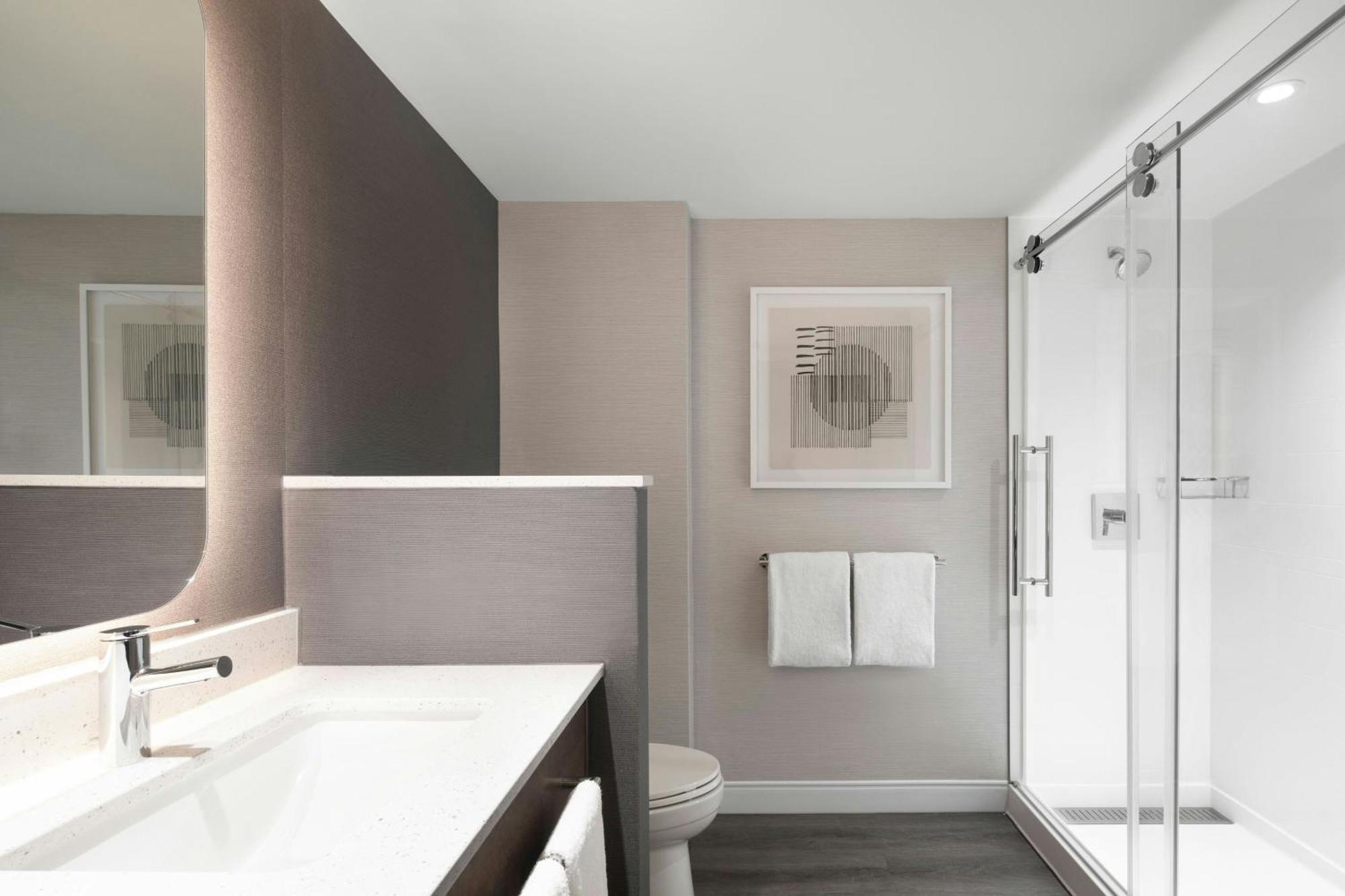 Courtyard By Marriott Montreal Airport Hotel Dorval Exterior photo