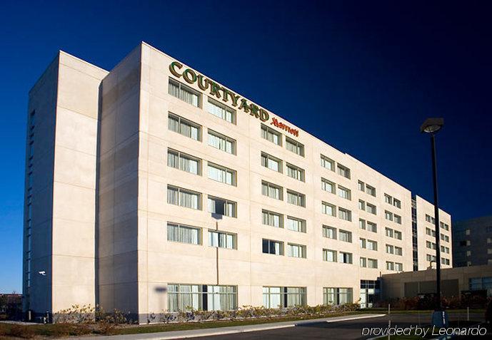 Courtyard By Marriott Montreal Airport Hotel Dorval Exterior photo