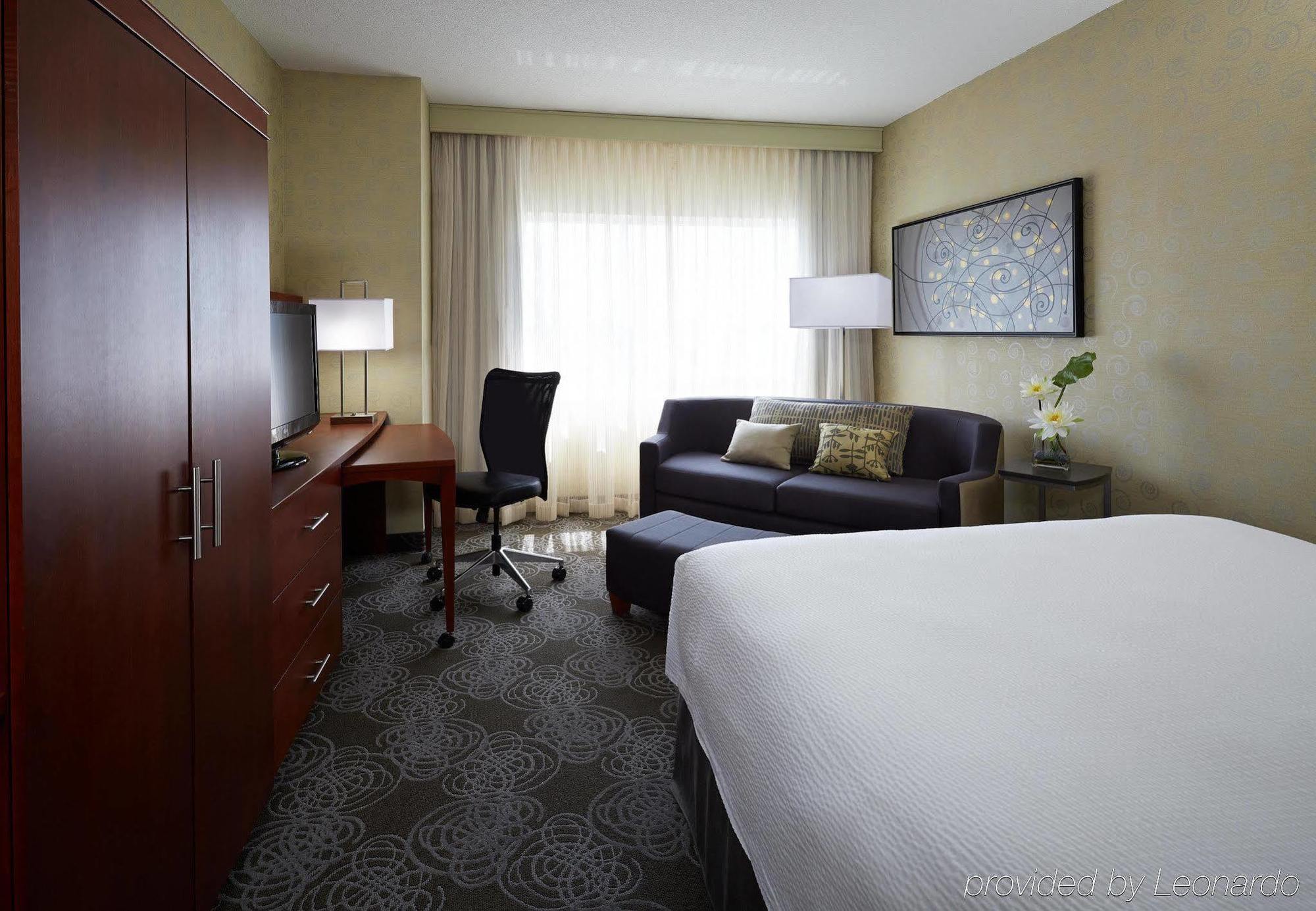 Courtyard By Marriott Montreal Airport Hotel Dorval Exterior photo