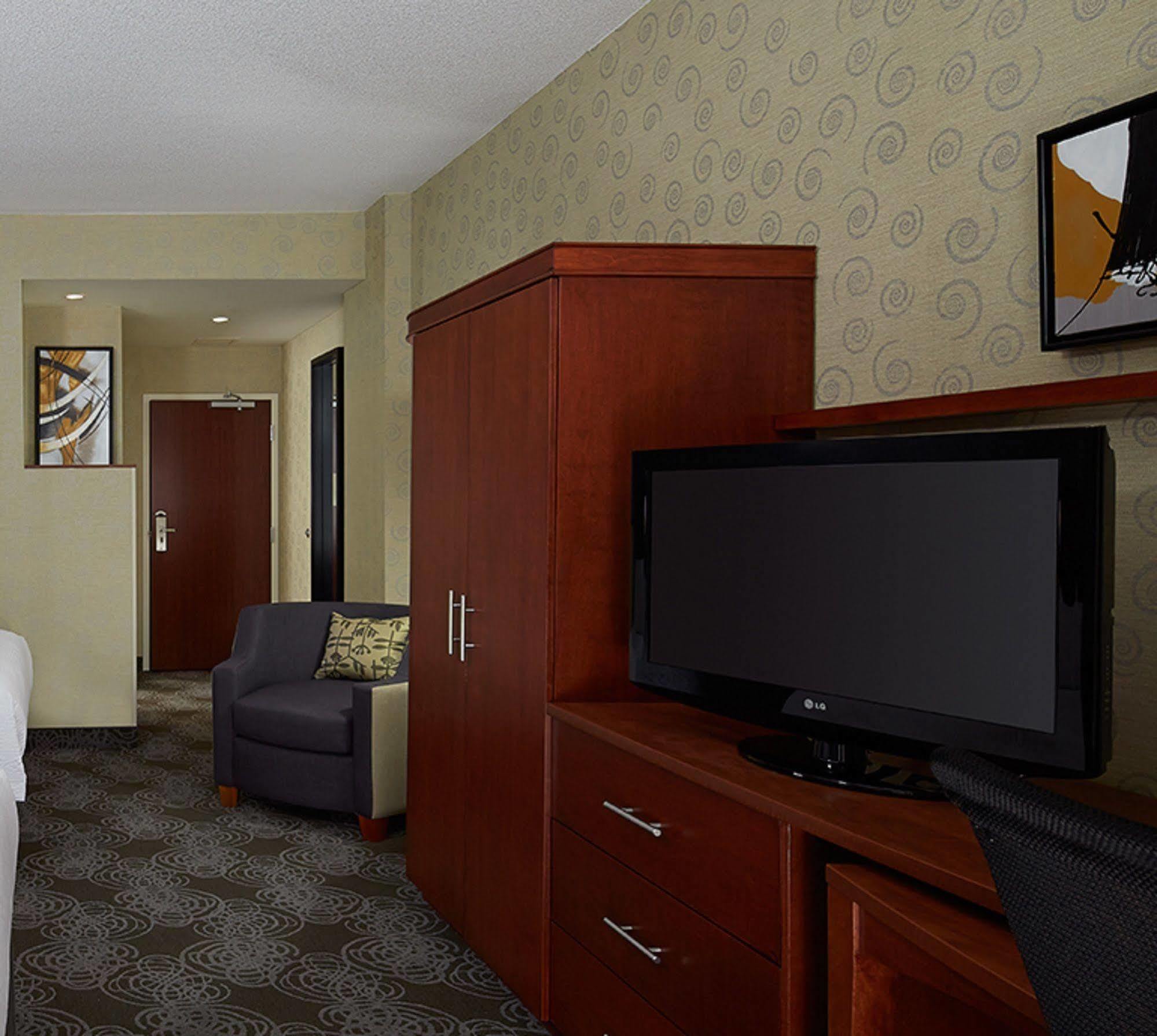 Courtyard By Marriott Montreal Airport Hotel Dorval Exterior photo