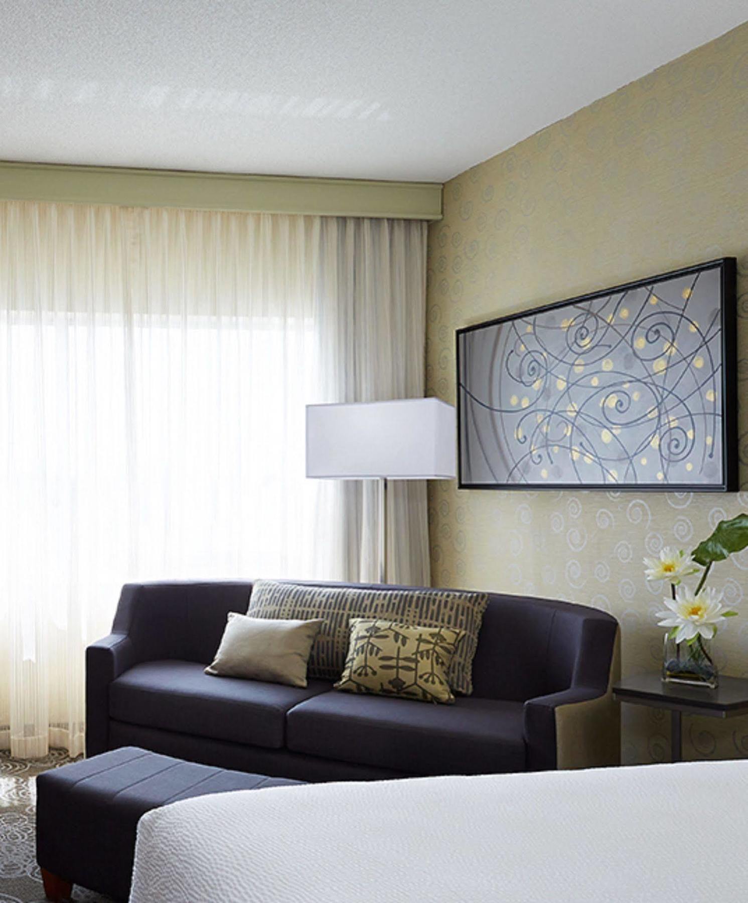 Courtyard By Marriott Montreal Airport Hotel Dorval Exterior photo