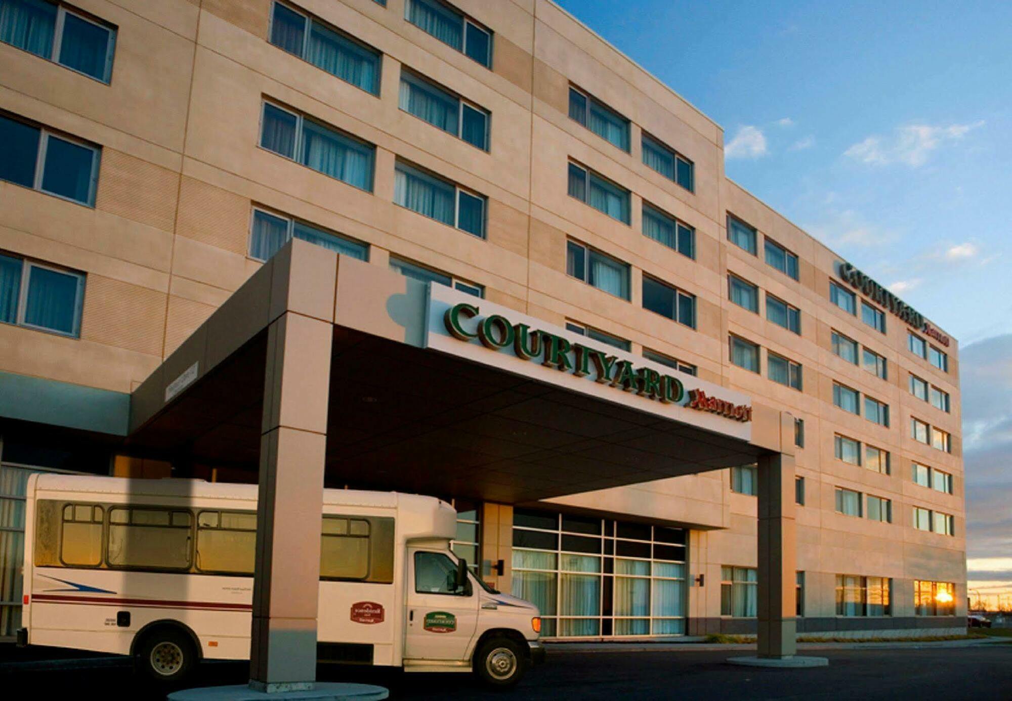 Courtyard By Marriott Montreal Airport Hotel Dorval Exterior photo